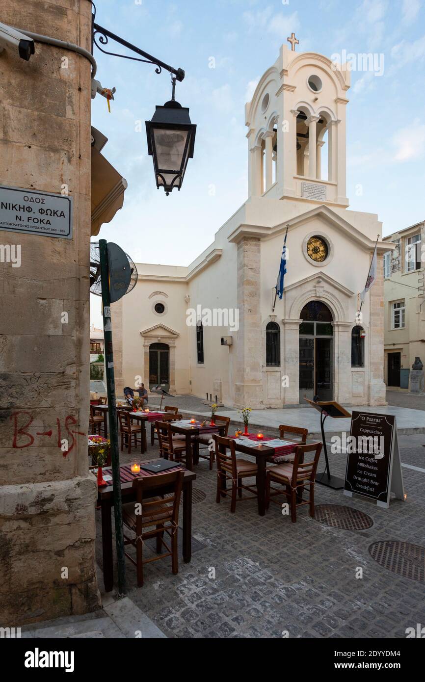 Vista sulla strada della Chiesa di nostra Signora degli Angeli, Rethymno, Creta, Grecia Foto Stock