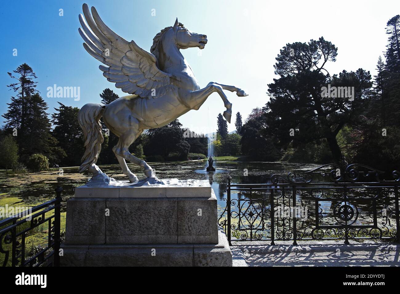 Una statua di un Pegasus presso il lago a al Powerscourt Estate e giardini Foto Stock