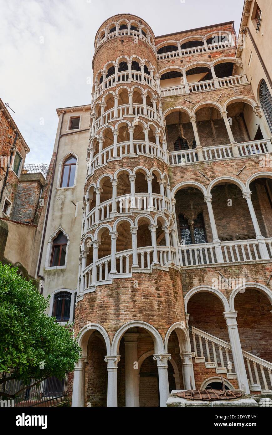 Scala del Bovolo, scalinata esterna a chiocciola di Palazzo Contarini del  Bovolo risalente al XV secolo, Venezia, Veneto, Italia Foto stock - Alamy