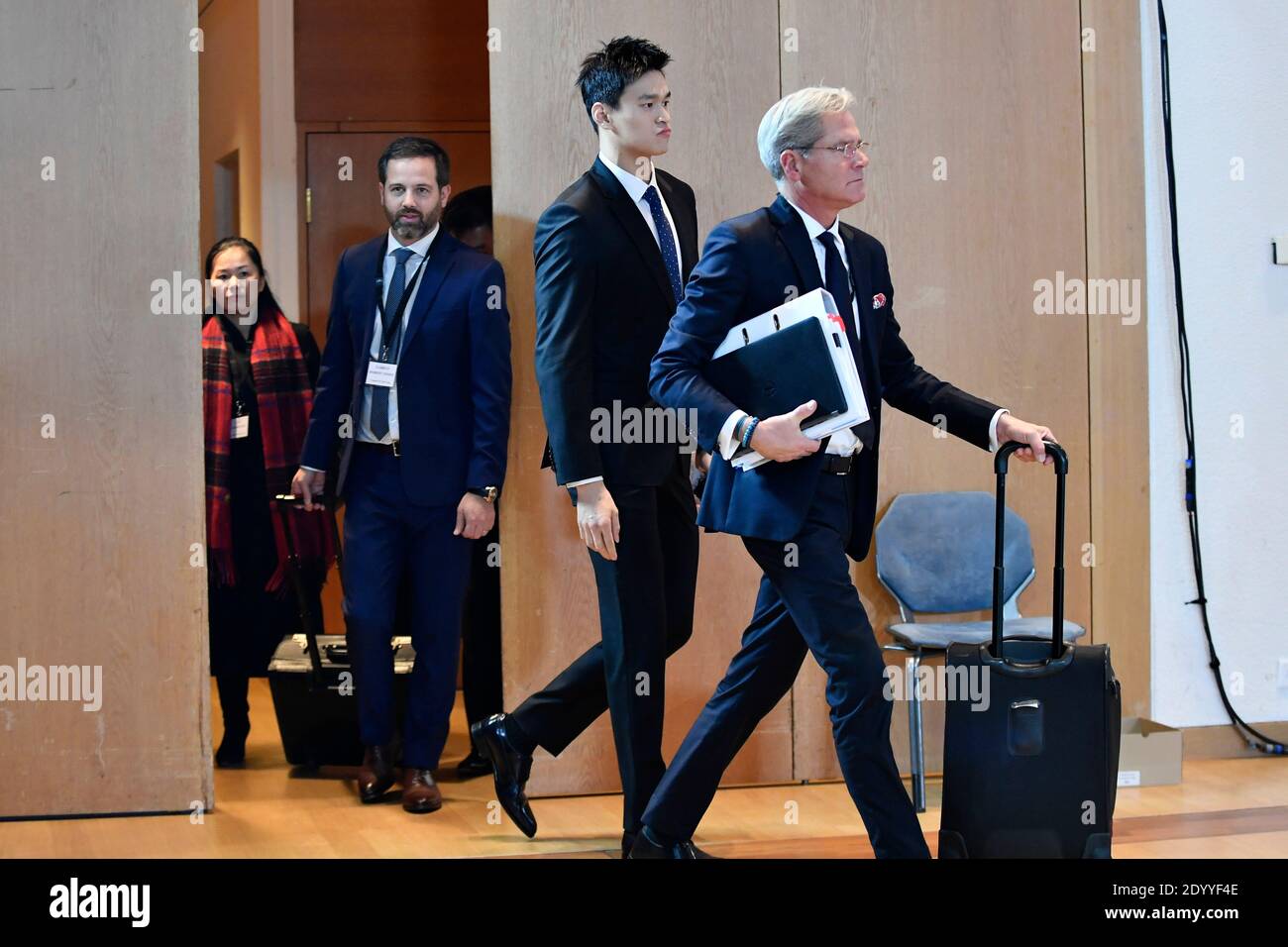 (201228) -- PECHINO, 28 dicembre 2020 (Xinhua) -- il tre volte campione olimpico cinese di nuoto Sun Yang (2° R) e il suo avvocato Ian Meakin (1° R) arrivano ad un'audizione pubblica presso la Corte di arbitrato per lo sport (CAS) a Montreux, Svizzera, il 15 novembre 2019, Come l'Agenzia mondiale antidoping (WADA) ha fatto appello contro Sun Yang e FINA per la precedente decisione della FINA a favore di Sun sulle sue presunte violazioni delle norme antidoping. Il 24 dicembre, il Tribunale federale svizzero ha annullato una precedente sentenza della Corte d'arbitrato per lo sport (CAS), che vietava per otto anni il nuotatore cinese Sun Yang e ha ordinato il ricorso alla legge Foto Stock
