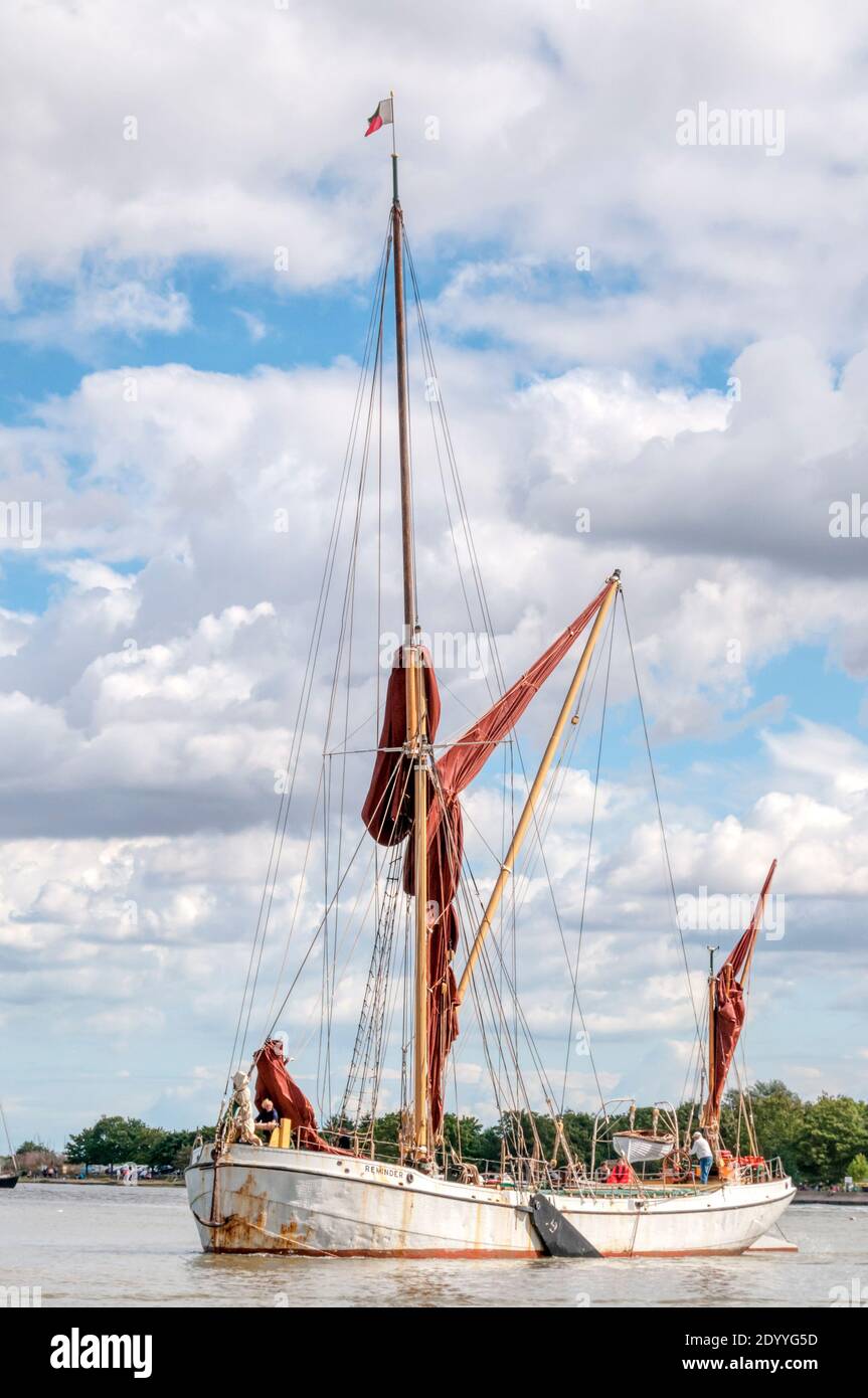 Il promemoria della chiatta a vela del Tamigi, sull'estuario di Blackwater a Maldon in Essex. Foto Stock