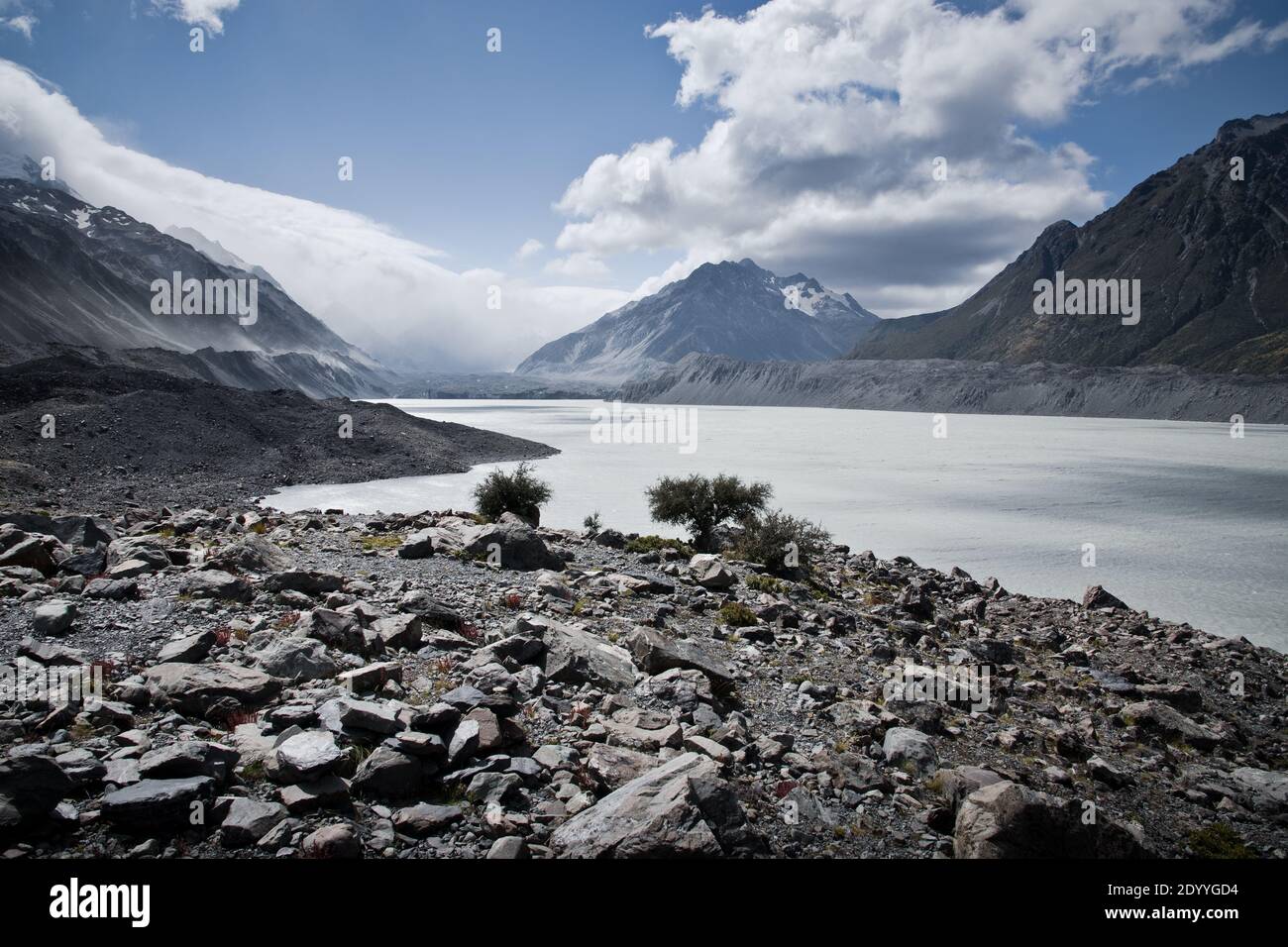 Vista dell'enorme fiume e del paesaggio glaciale della Tasman Valley in una giornata estiva molto ventosa nel Parco Nazionale del Monte Count, Nuova Zelanda. Foto Stock