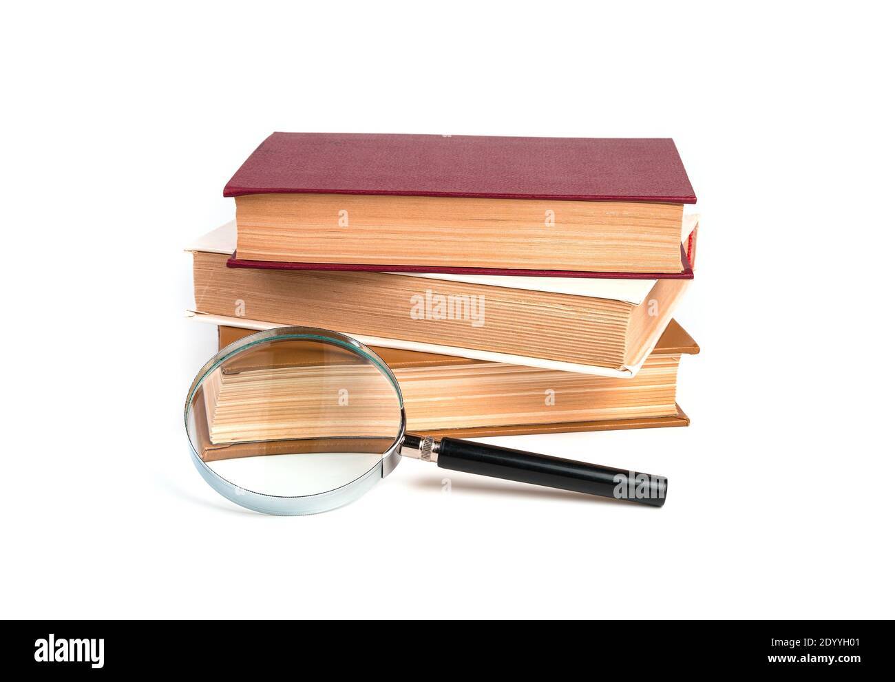 Pila di libri, libri di testo con lente di ingrandimento isolata su sfondo bianco. Foto Stock