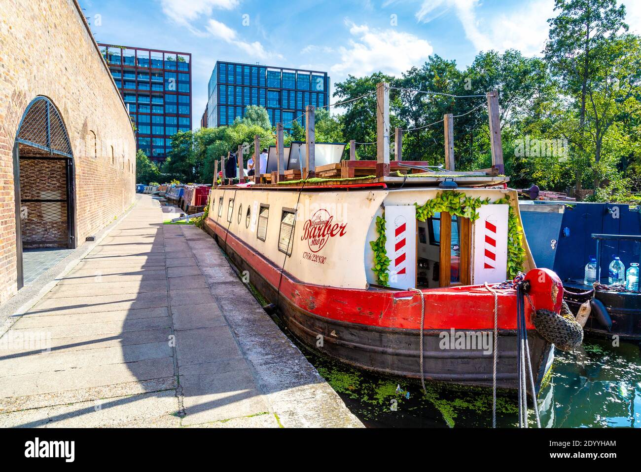 La chiatta galleggiante Barber ormeggiata a Coal Drops Yard, Kings Cross, Londra, Regno Unito Foto Stock