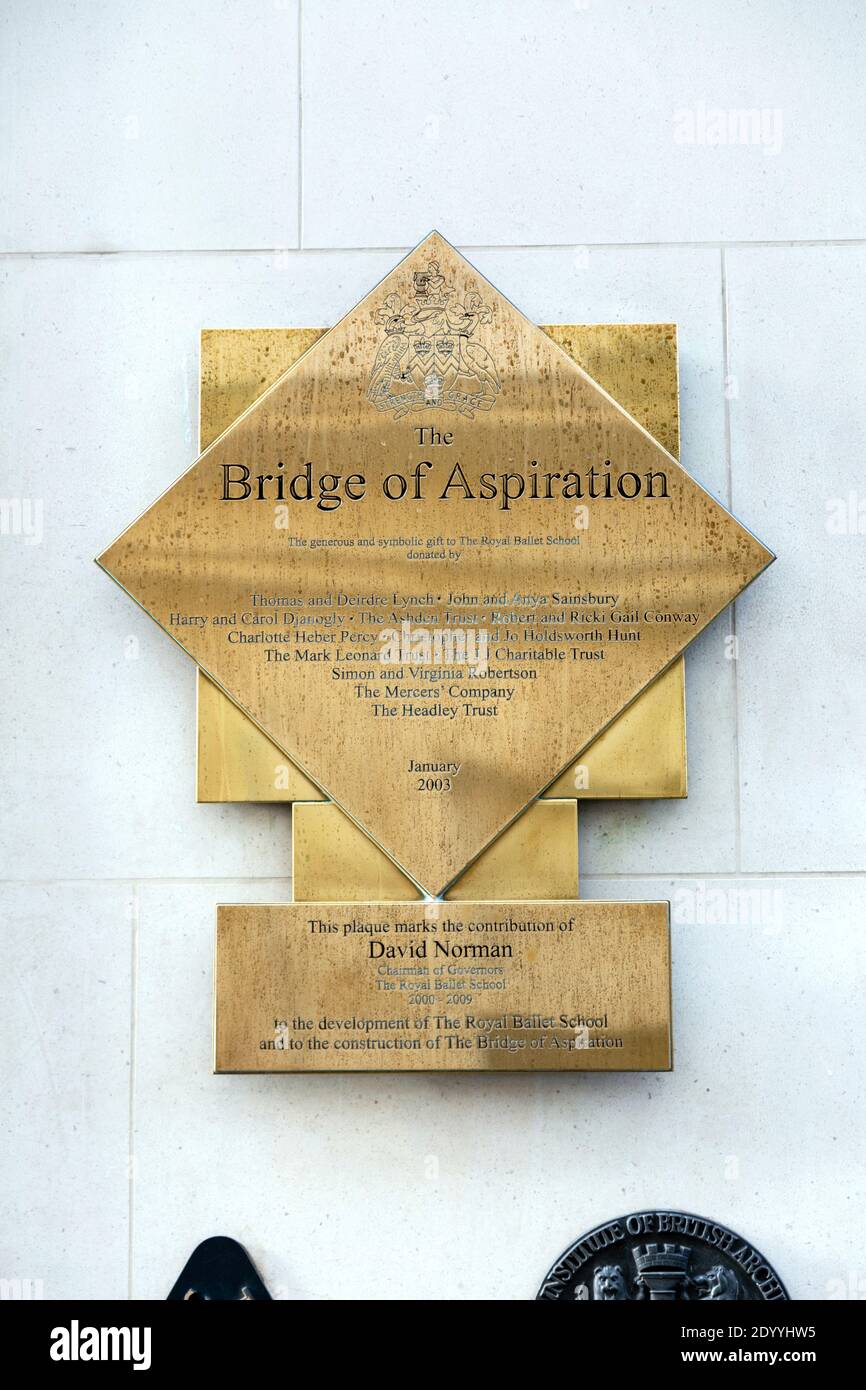 Targa per il Ponte dell'aspirazione degli architetti Wilkinson Eyre che collegano la Royal Ballet School con la Royal Opera House, Covent Garden, Londra, Regno Unito Foto Stock