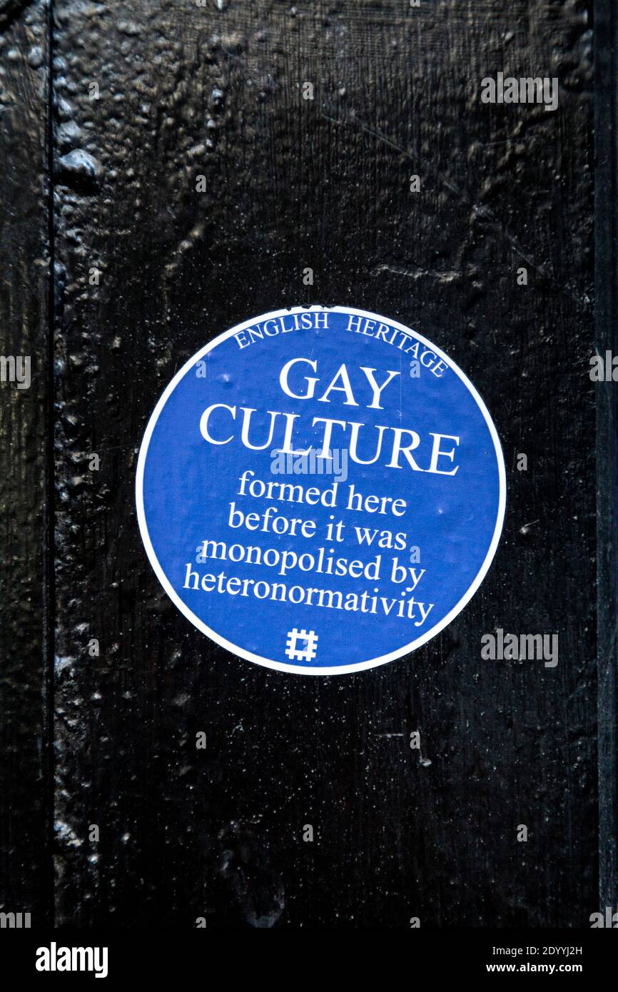 Adesivo che imita una targa inglese Heritage blu per la cultura gay a Soho, Londra, Regno Unito Foto Stock