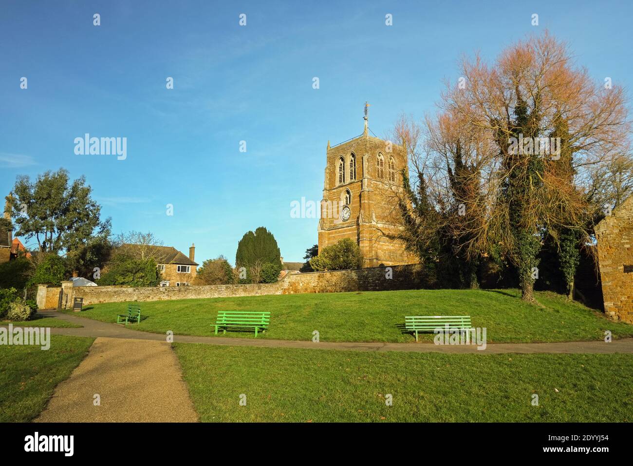 Manor Park guardando verso la Chiesa della Trinità di Holly nel distretto di Rothwell Kettering Northamptonshire UK. Foto Stock