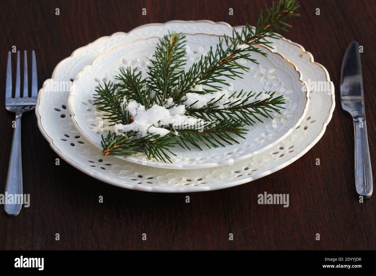 Festivo tavolo di Natale, decorazione tavolo con rami di abete, sfondo in legno Foto Stock