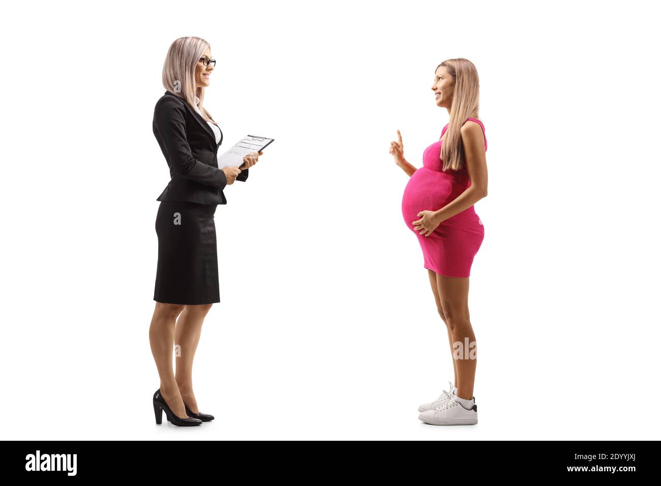 Foto di profilo a lunghezza intera di una donna professionista e di un giovane donna incinta che ha una conversazione isolata su sfondo bianco Foto Stock