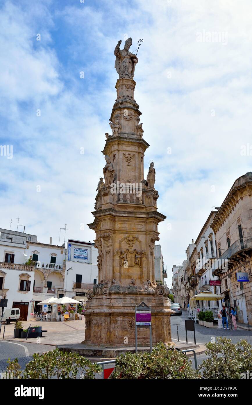 Colonna guglia barocca di Sant'Oronzo alta 20.75 metri in Piazza della Libertà, nel centro storico - 2 maggio 2018 Ostuni Puglia Italia Foto Stock