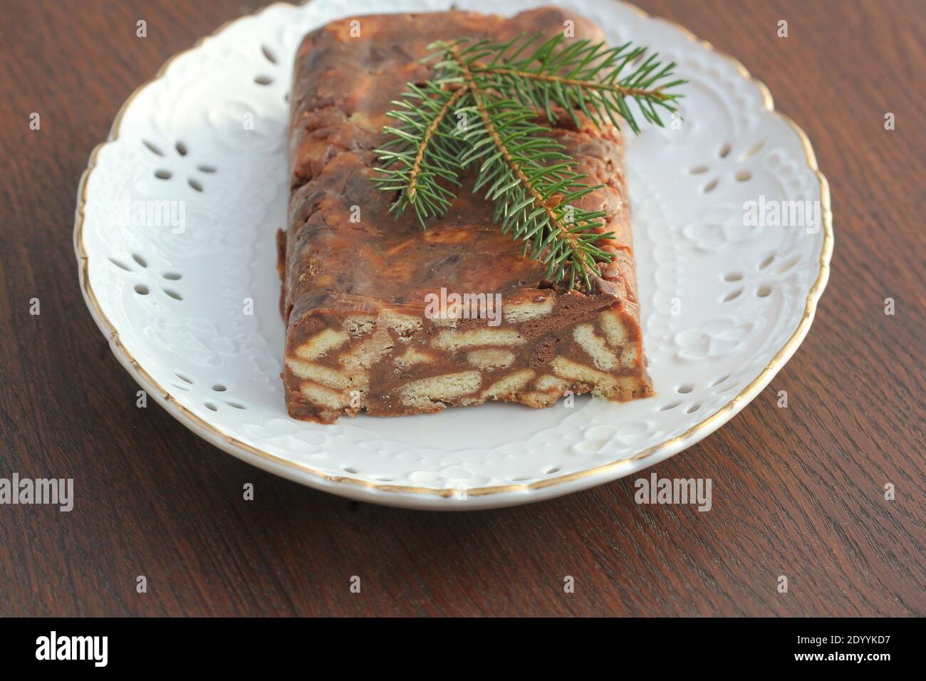 Torta pigra o torta a mosaico . Torta fatta in casa senza biscotto al cioccolato su un tavolo di legno Foto Stock