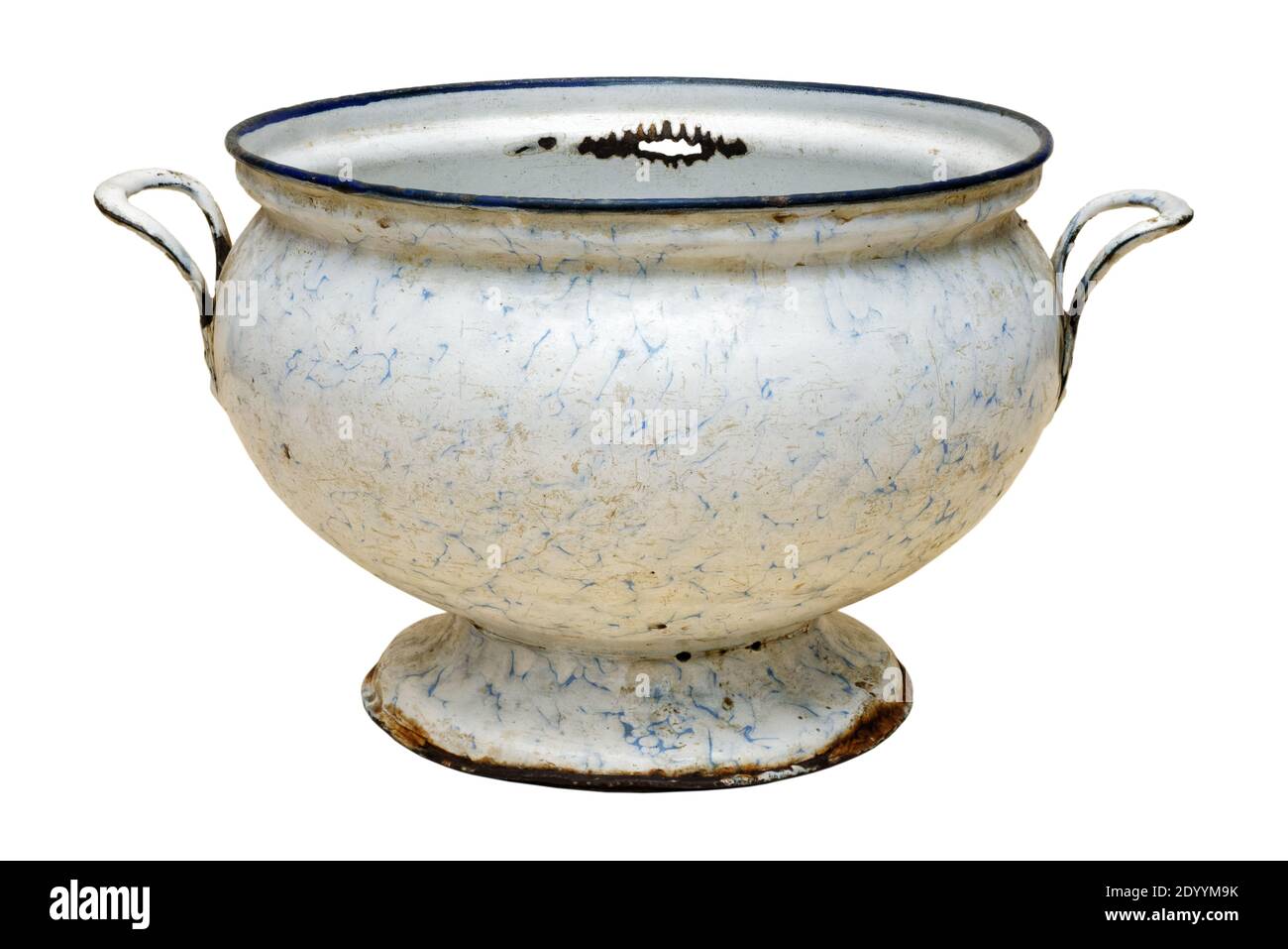Recipiente per zuppa vuoto smaltato molto vecchio, isolato su sfondo bianco Foto Stock