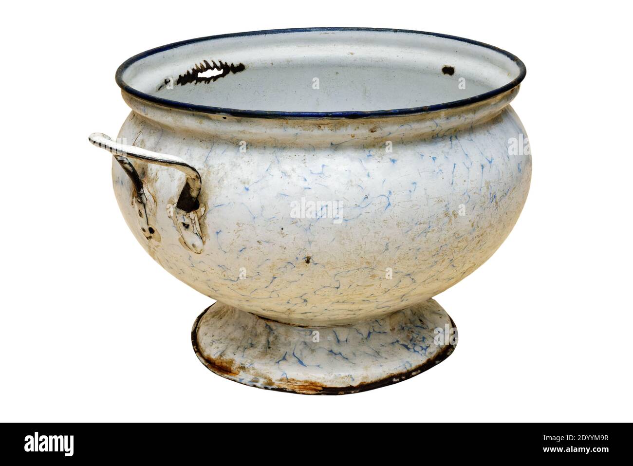 Recipiente per zuppa vuoto smaltato molto vecchio, isolato su sfondo bianco Foto Stock