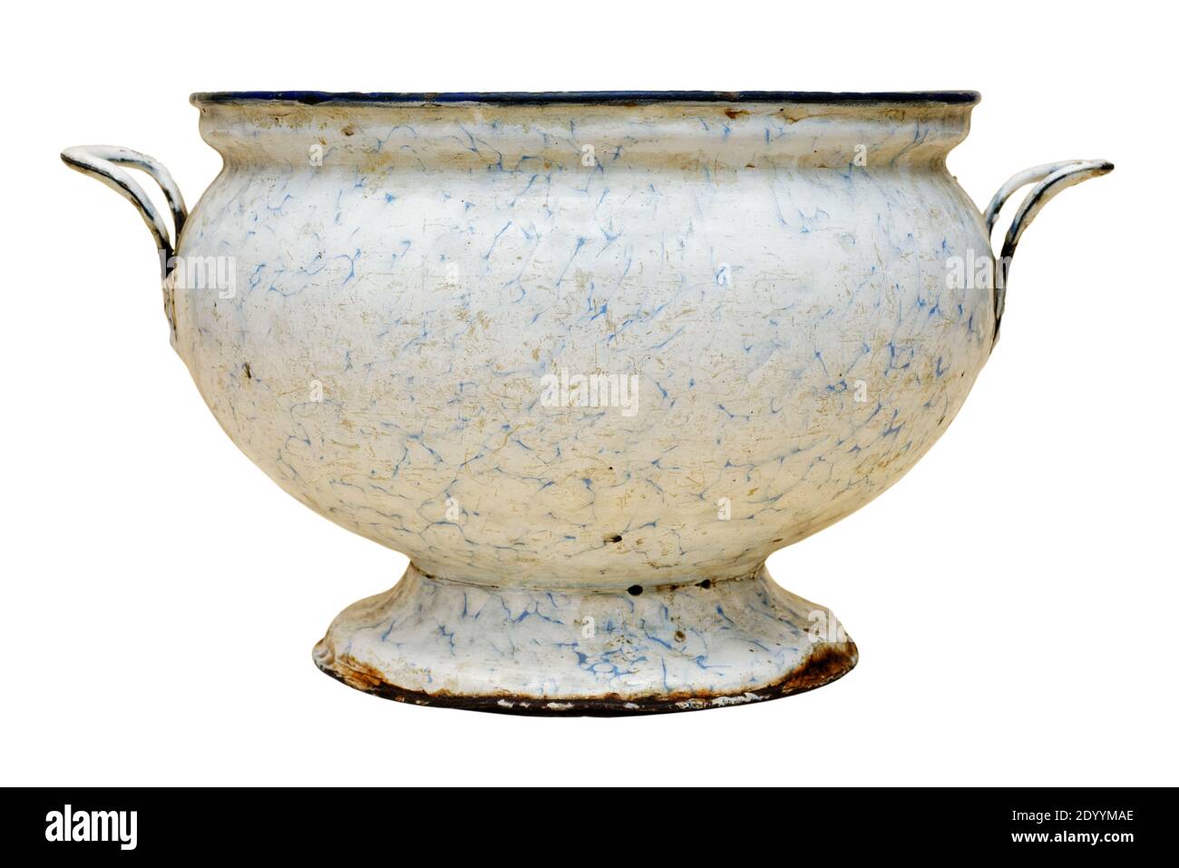 Recipiente per zuppa vuoto smaltato molto vecchio, isolato su sfondo bianco Foto Stock