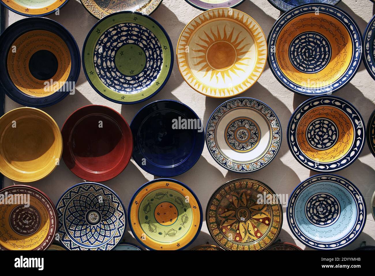 Tradizionali piastre in ceramica per la vendita sul mercato di strada a Essaouira, Marocco Foto Stock