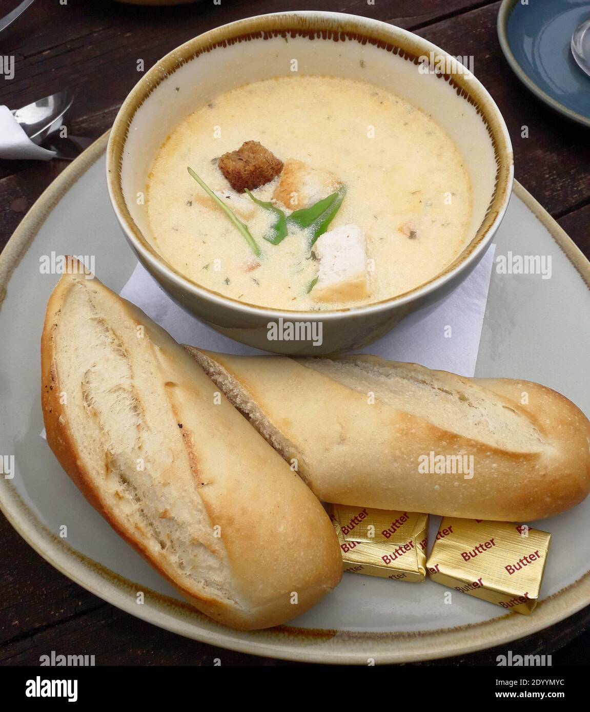 Una deliziosa zuppa di pesce bianco cremosa con eglefino, merluzzo e gamberi. Foto Stock