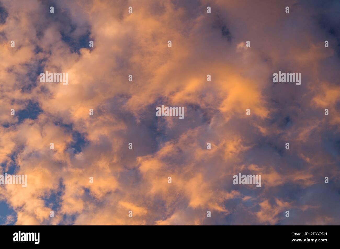 Tramonto arancione e blu Foto Stock