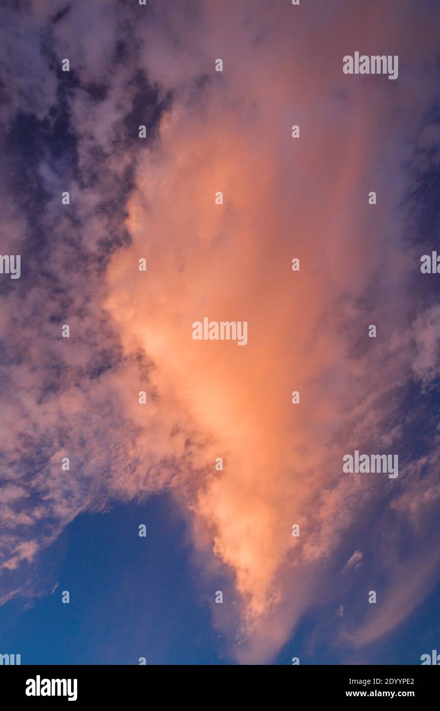 Vertical Cloud , Blue Sky e Orange Cloud Foto Stock