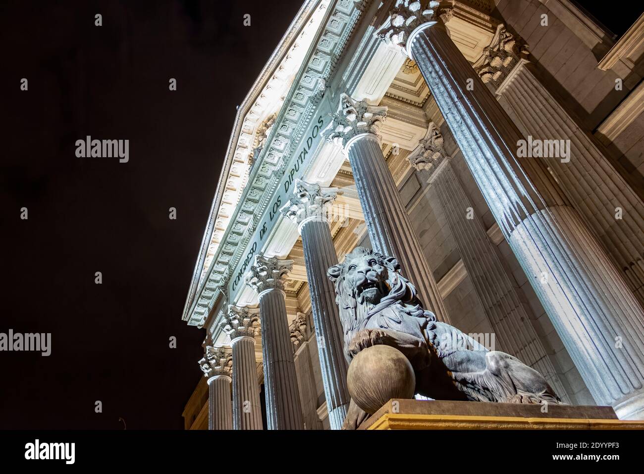Vista notturna della facciata principale del Palacio de la Cortes, palazzo dei tribunali, sede del Congresso dei deputati a Madrid, Spagna, con le colonne e o Foto Stock