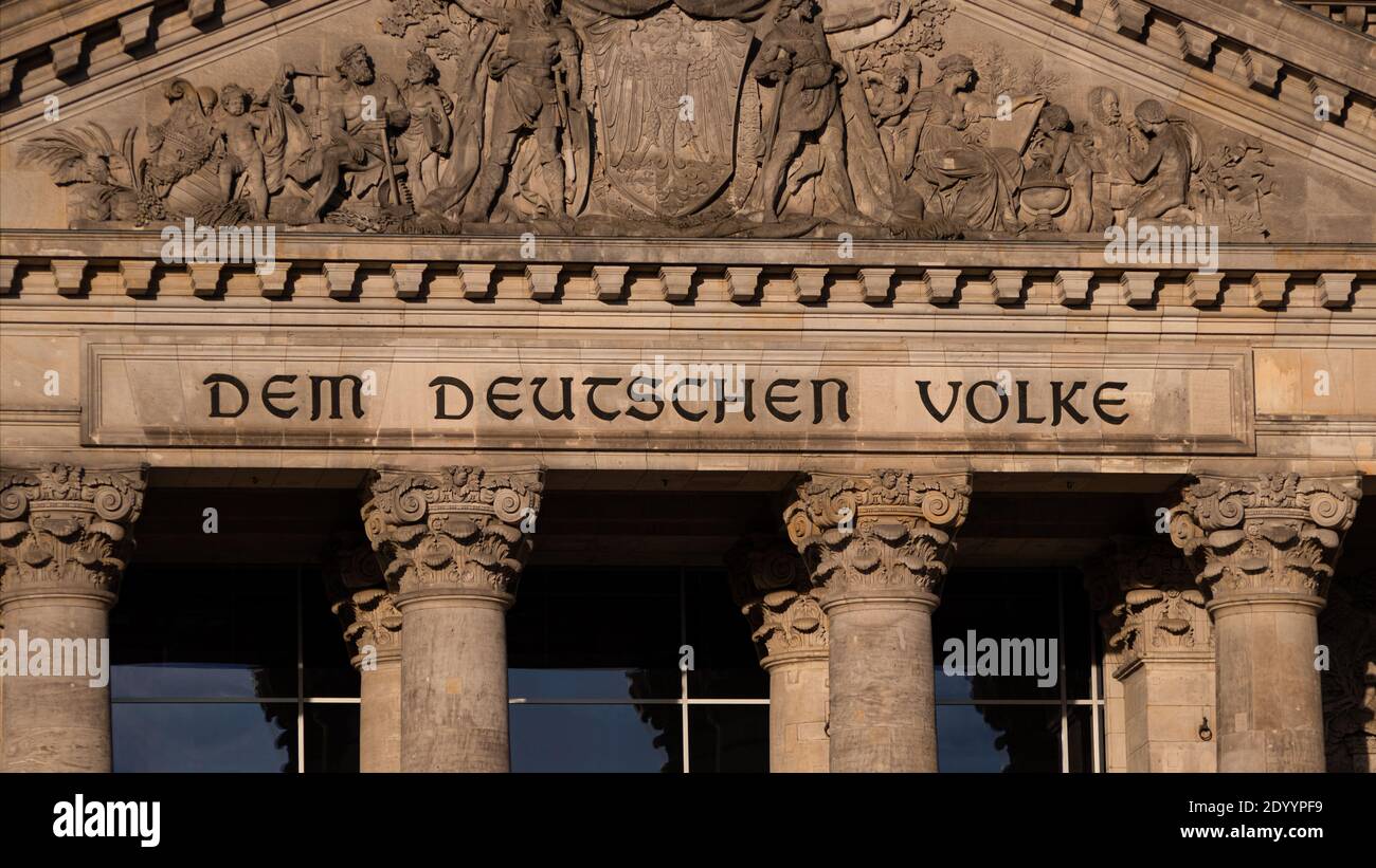 Scritta "DEM DEUTSCHEN VOLKE" (il popolo tedesco) sull'edificio Bundestag di Berlino, Germania Foto Stock