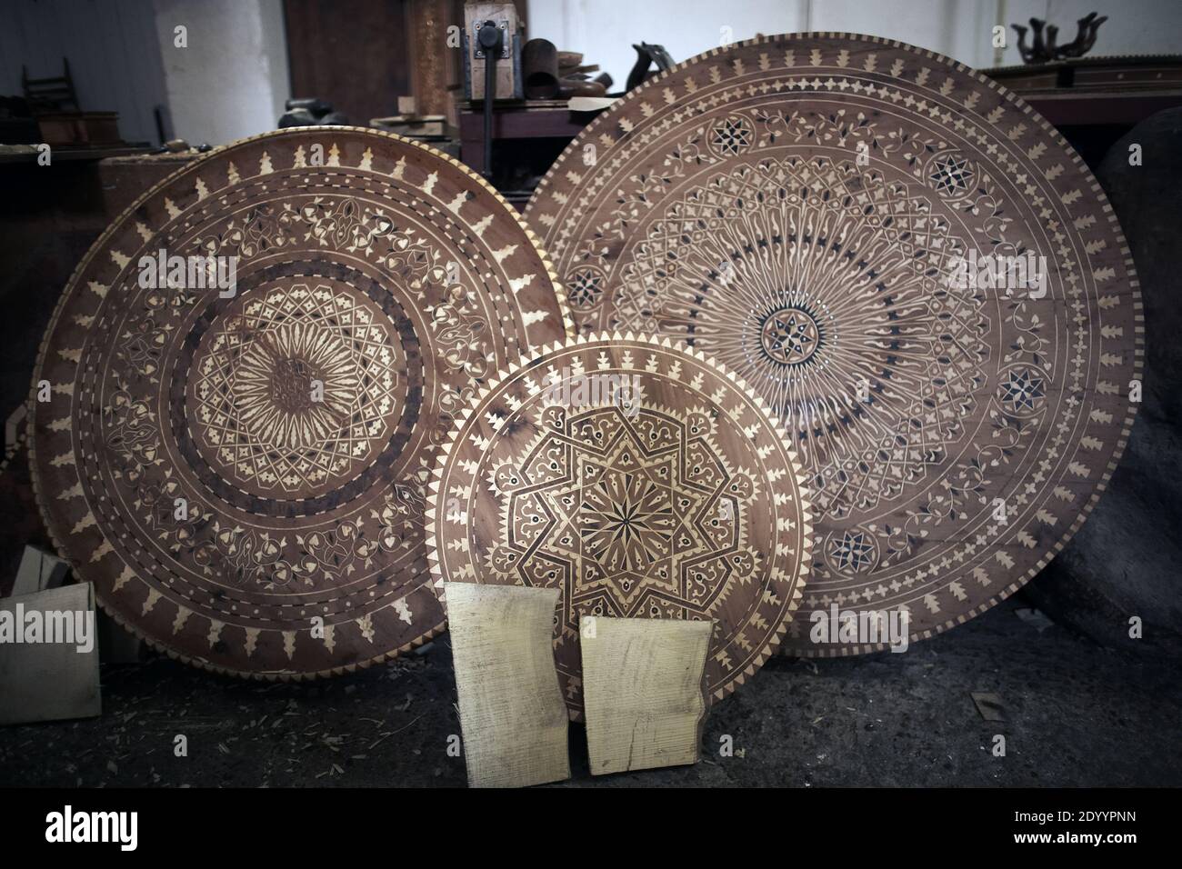 MAROCCO / Marrakech / tavolo rotondo marocchino intagliato legno antico inciso a mano tradizionale arabesco design Foto Stock