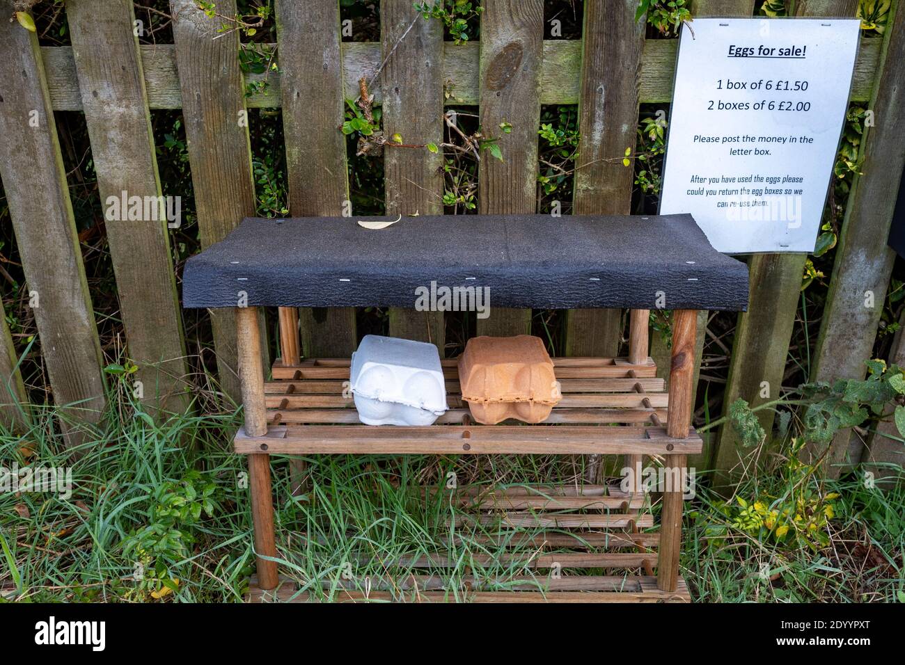 Stalla stradale che vende uova Foto Stock