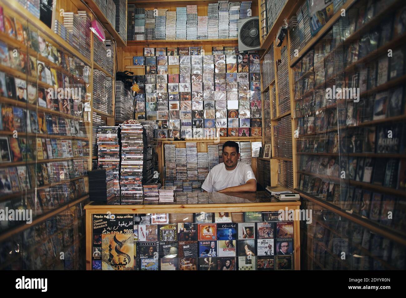 MAROCCO / Essaouira / Pirate DVD sono in vendita in Marocco souk per meno di un dollaro. Foto Stock