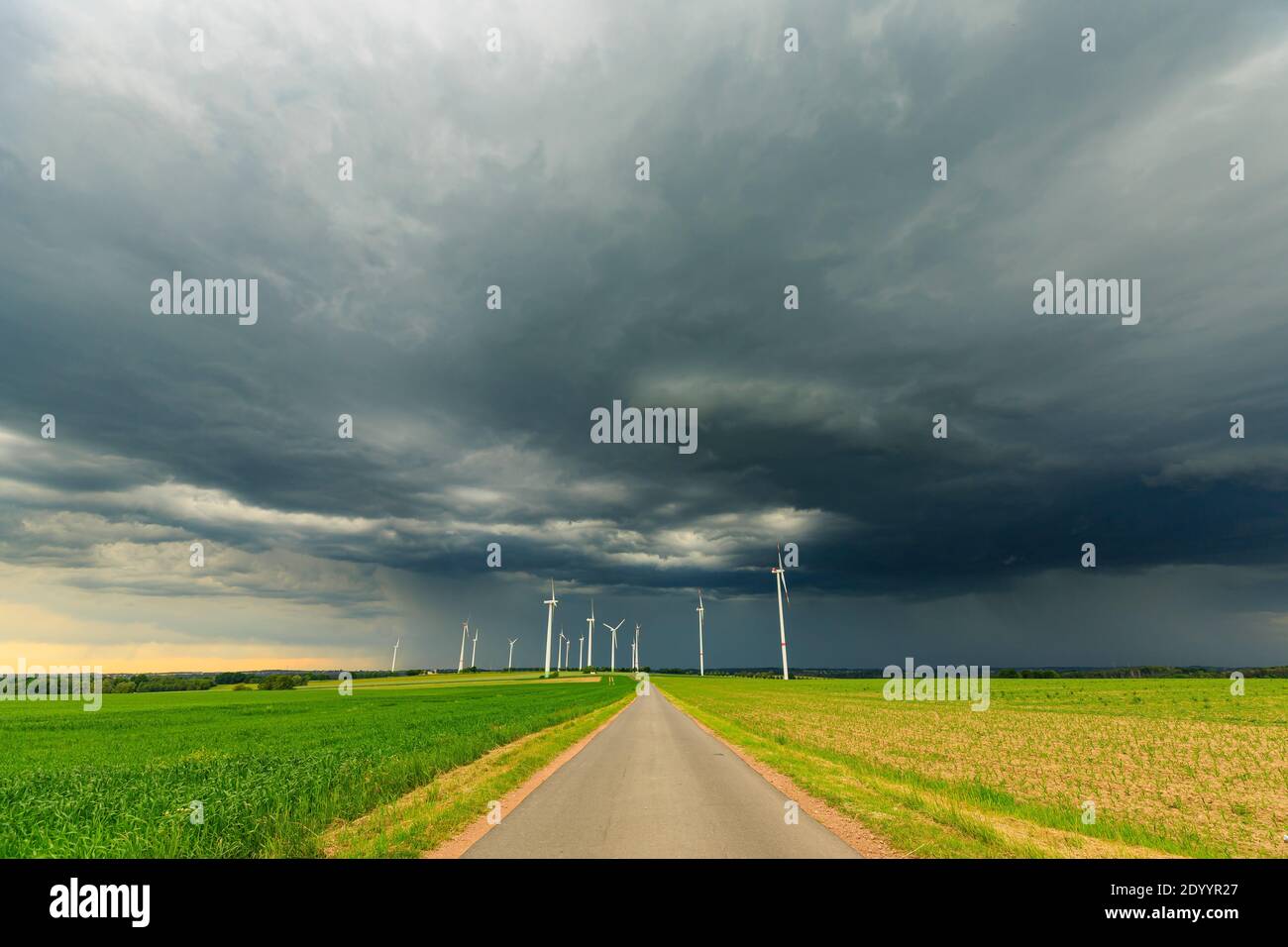 Una tempesta sta arrivando sopra un gruppo di mulini a vento, Lausitz, Sassonia Foto Stock