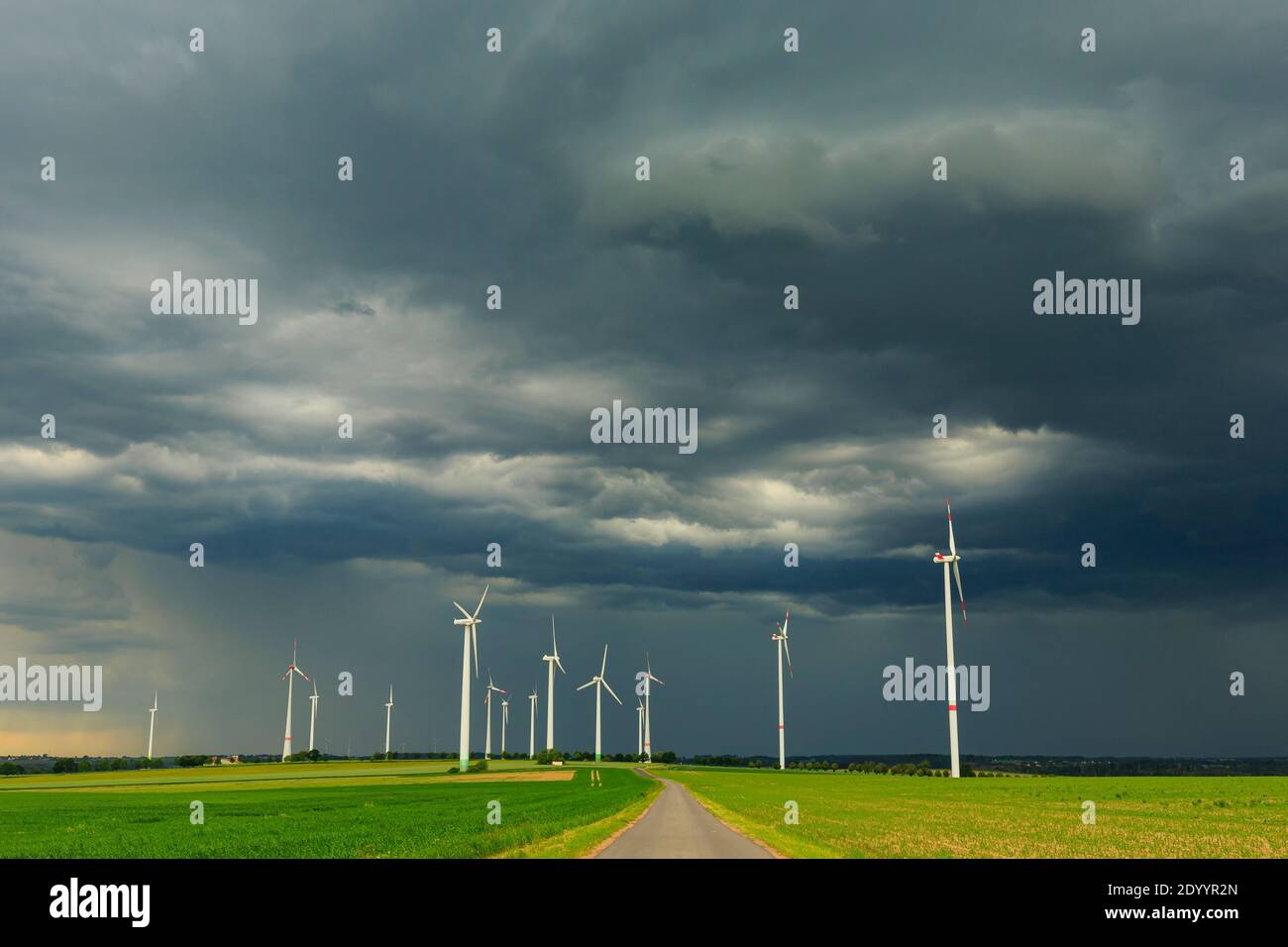 Una tempesta sta arrivando sopra un gruppo di mulini a vento, Lausitz, Sassonia Foto Stock