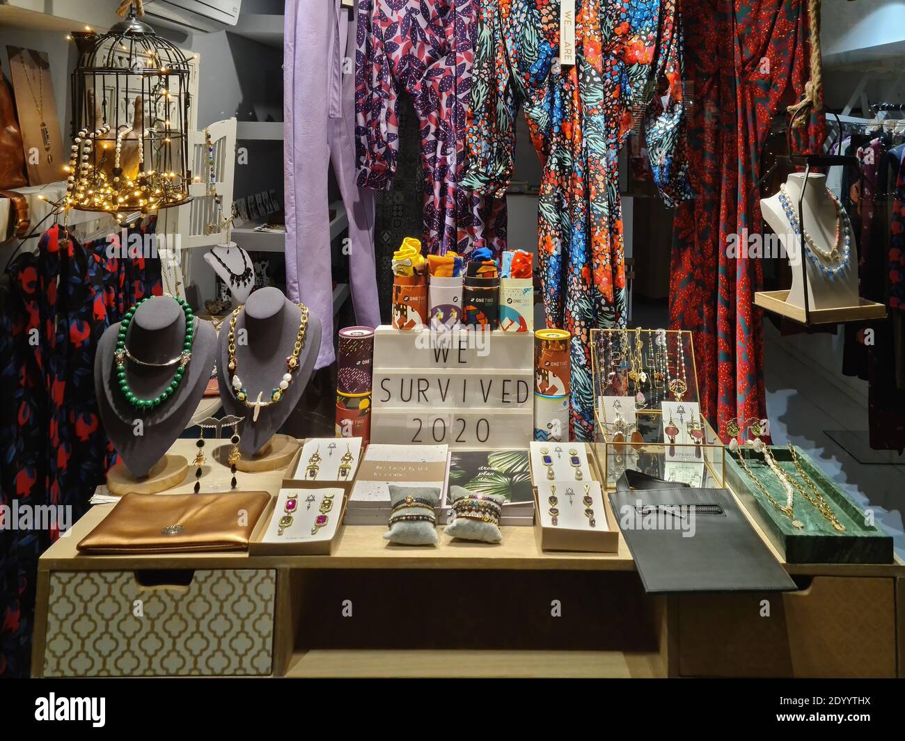 Salonicco, Grecia - Dicembre 27 2020: Siamo sopravvissuti 2020 messaggi sulla vetrina delle finestre. Vista esterna del messaggio di testo relativo al coronavirus all'ingresso del negozio chiuso a causa delle misure precauzionali della covid-19. Foto Stock