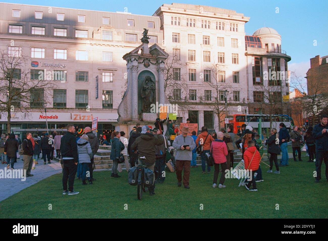 Manchester, Regno Unito - 19 dicembre 2020: I manifestanti si sono riuniti a Piccadilly Gardens per protestare contro il blocco dopo la pandemia del coronavirus nel Regno Unito. Foto Stock