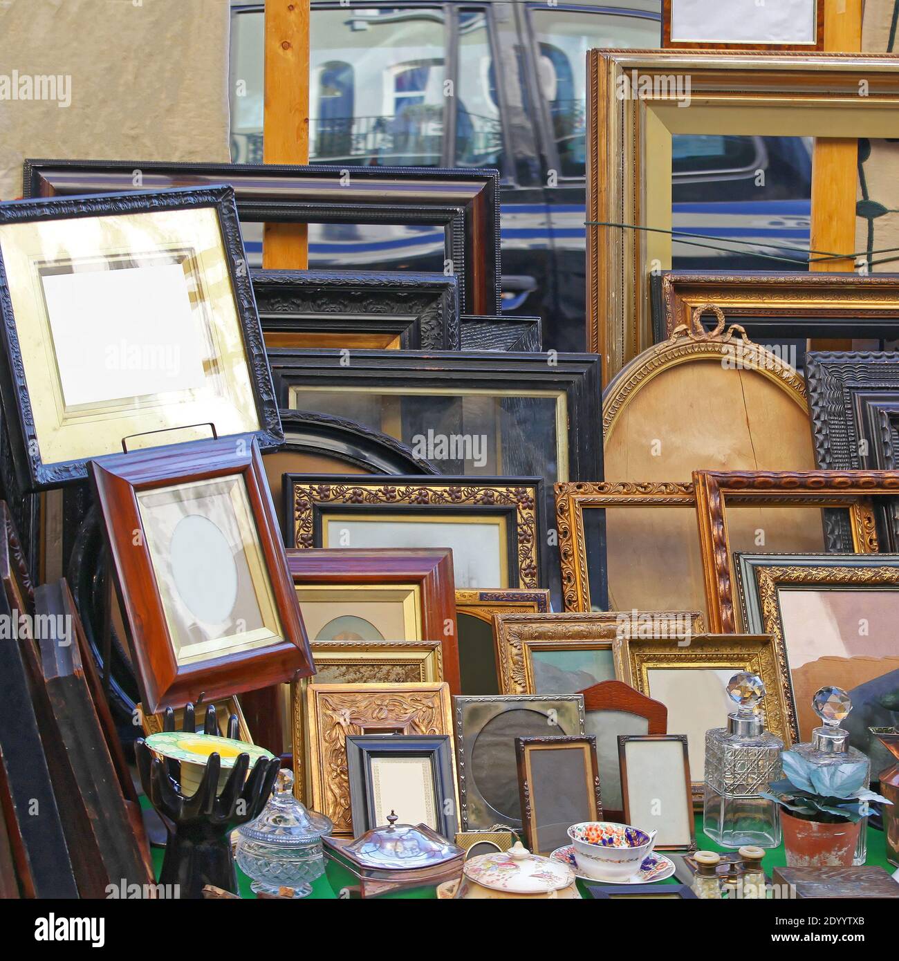 Cornici d'arte al mercato dell'antiquariato di Londra Foto stock - Alamy