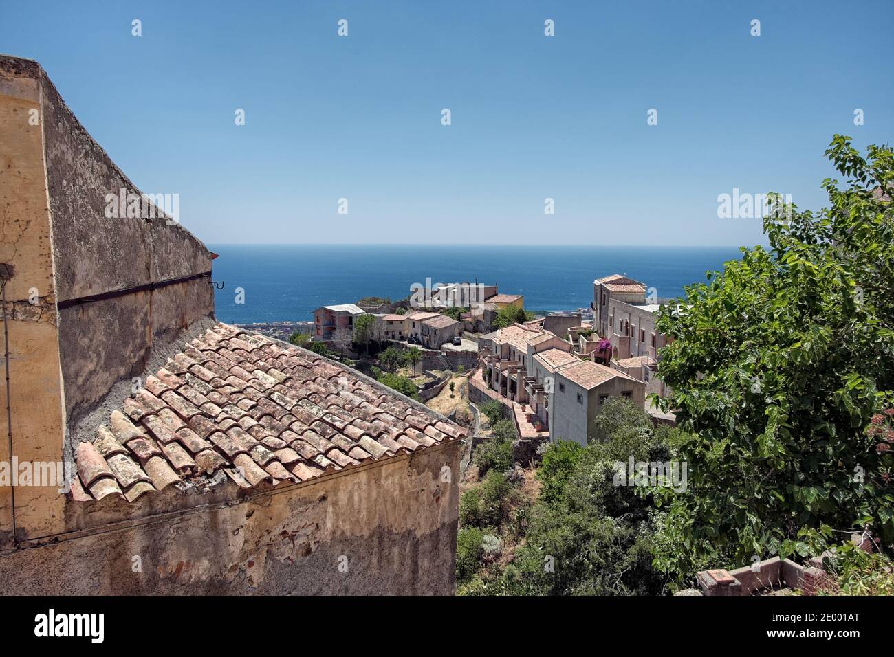 Savoca città collinare in Sicilia e mare blu sullo sfondo sono testimonianze dell'architettura siciliana e della natura Foto Stock