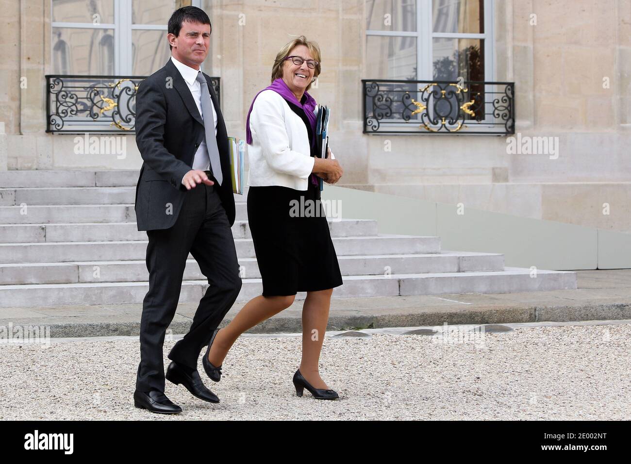 Il Ministro degli interni Manuel Valls e il Ministro della riforma dello Stato, del decentramento e della pubblica Amministrazione, Marylise Lebranchu, lasciano il Palazzo presidenziale Elysee dopo la riunione settimanale del gabinetto, a Parigi, in Francia, il 02 ottobre 2013. Foto di Stephane Lemouton/ABACAPRESS.COM Foto Stock