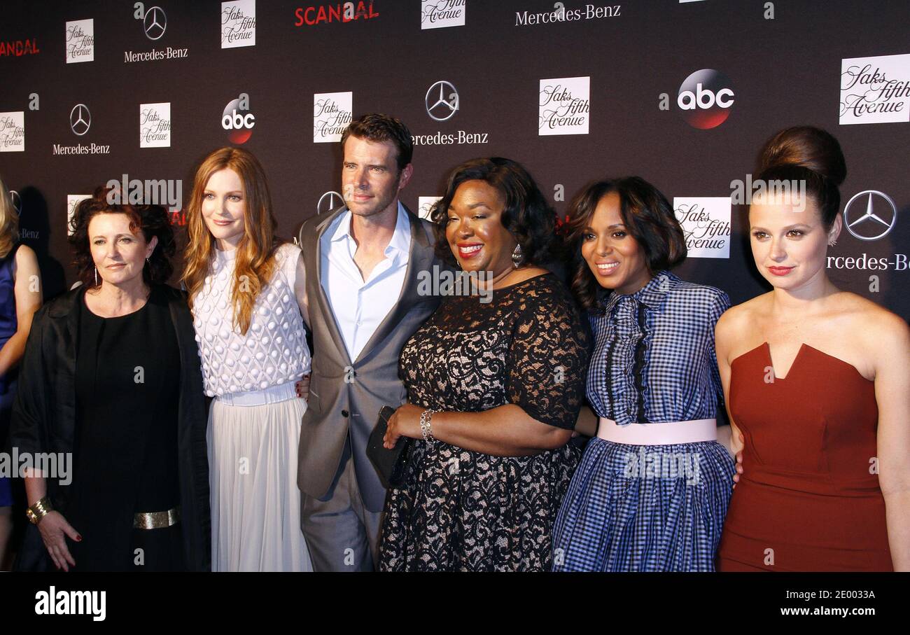 Lyn Paolo, Darby Stanchfield, Scott Foley, Shonda Rhimes, Kerry Washington e Katie Lowes partecipano alla comparsa dello scandalo in Saks Fifth Avenue a New York City, NY, USA il 2 ottobre 2013. Foto di Donna Ward/ABACAPRESS.COM Foto Stock