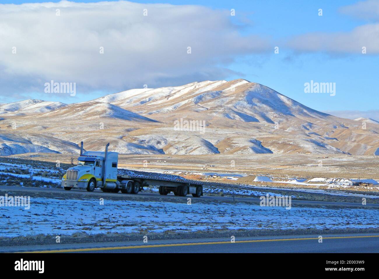 rimorchio del trattore sull'autostrada 80 nella montagna innevata nord nevada alto deserto paesaggio all'inizio dell'inverno 2020 Foto Stock