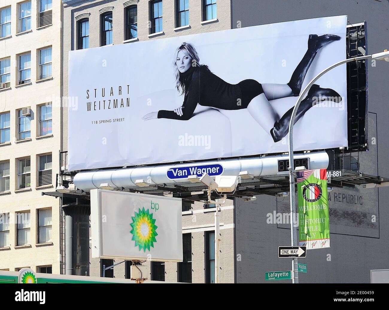British Top Model Kate Moss on ad Campaign 'Show Weitzman' su un cartellone  a Soho, New York City, NY, USA il 4 ottobre 2013. Kate Moss ha sostituito  Natalia Vodianova come il
