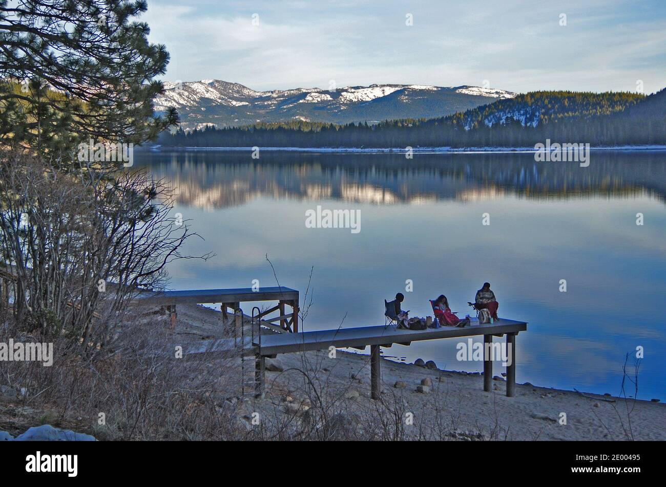 vista panoramica di riflessione sul lago donner california di famiglia relax al tramonto sulla pierat in sierra nevada usa Foto Stock