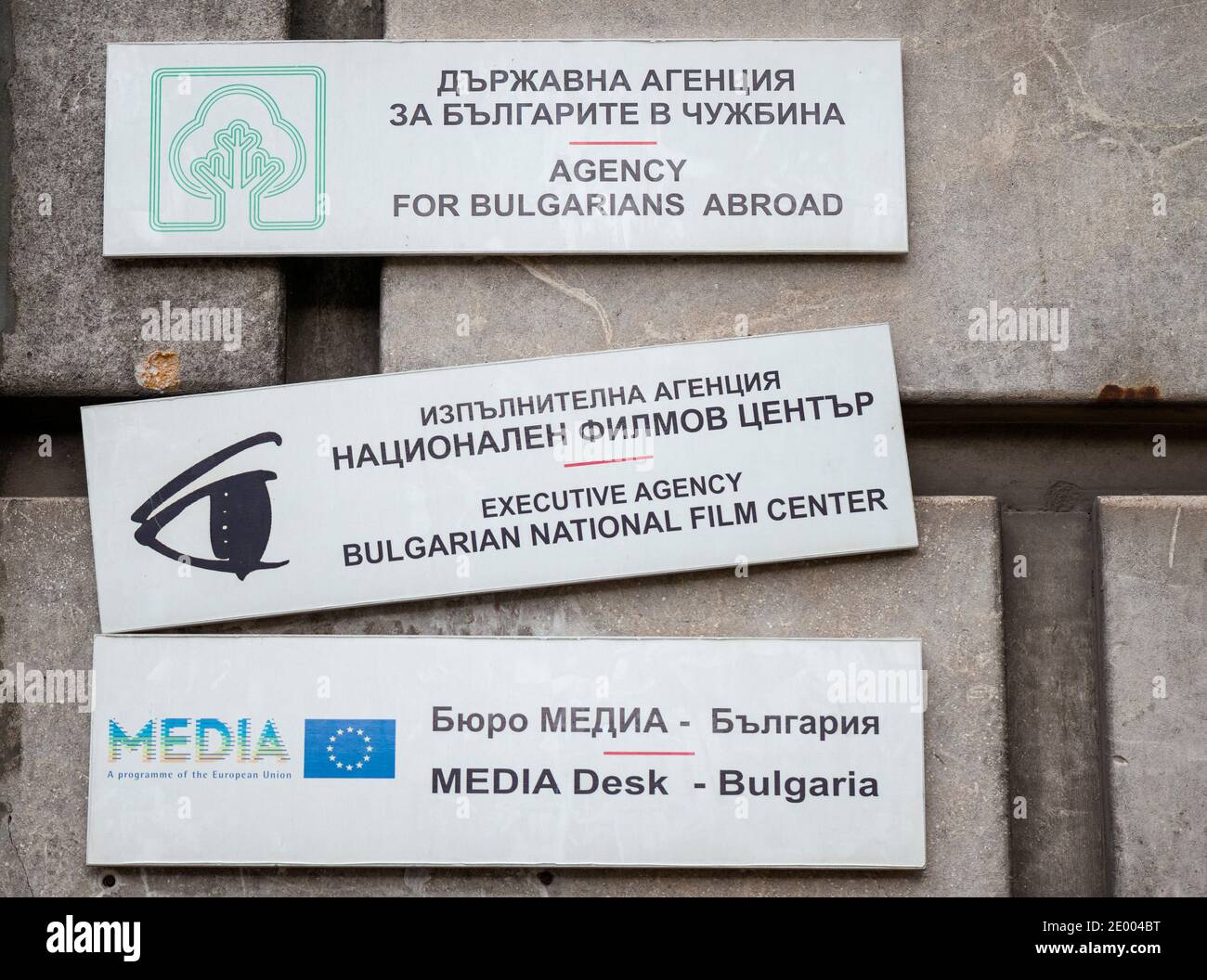 Vari cartelli per l'Agenzia per i bulgari all'estero, Media Desk Bulgaria e il Centro nazionale del cinema bulgaro a Sofia Bulgaria Europa orientale UE Foto Stock