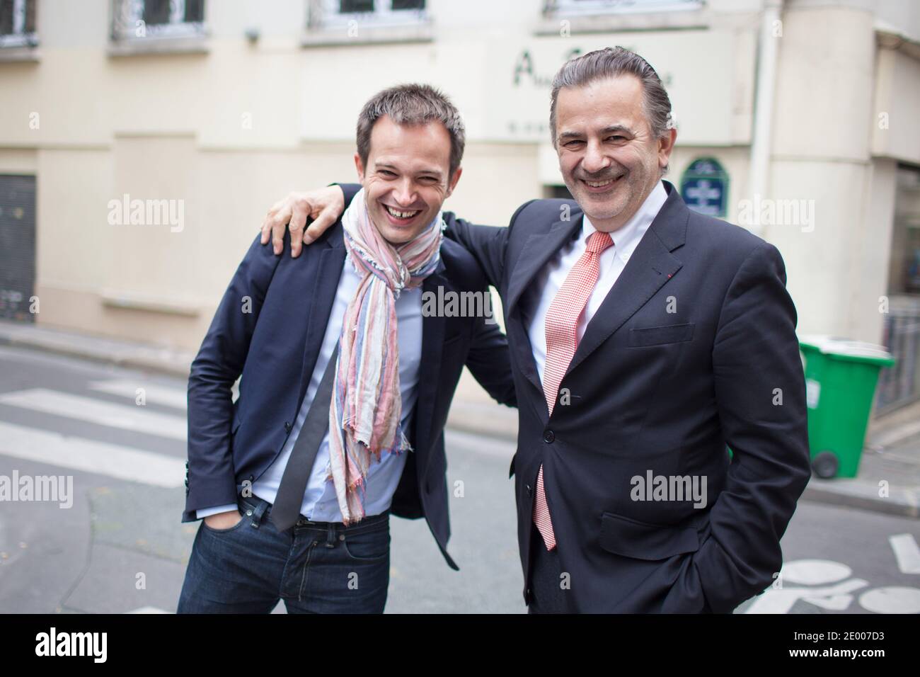 Pierre-Yves Bournazel ha ritratto di divertirsi con Jean-Francois Legaret dopo una conferenza stampa tenuta dall'ex ministro dell'Ecologia e candidato UMP per il sindaco di Parigi alle elezioni locali del 2014, Nathalie Kosciusko-Morizet aka NKM nella sua sede della campagna, rue de la Lune, a Parigi, Francia, il 10 ottobre 2013. Foto di Romain boe/ABACAPRESS.COM Foto Stock