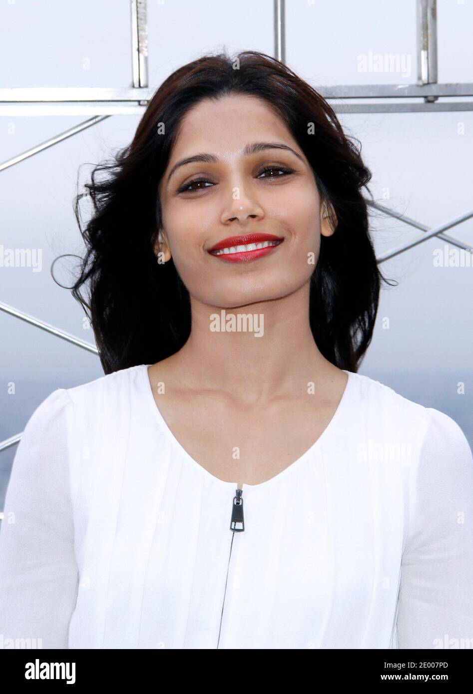 Freida Pinto si pone sulla piattaforma di osservazione dopo aver illuminato l'Empire state Building in onore di Plan International USA a New York City, NY, USA, il 10 ottobre 2013. Foto di Donna Ward/ABACAPRESS.COM Foto Stock