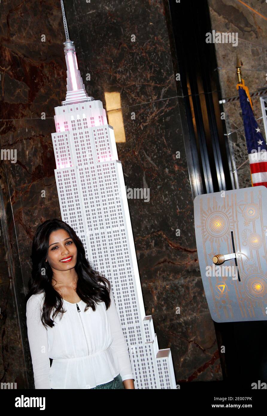 Freida Pinto posa dopo aver illuminato l'Empire state Building in onore di Plan International USA a New York City, NY, USA, il 10 ottobre 2013. Foto di Donna Ward/ABACAPRESS.COM Foto Stock