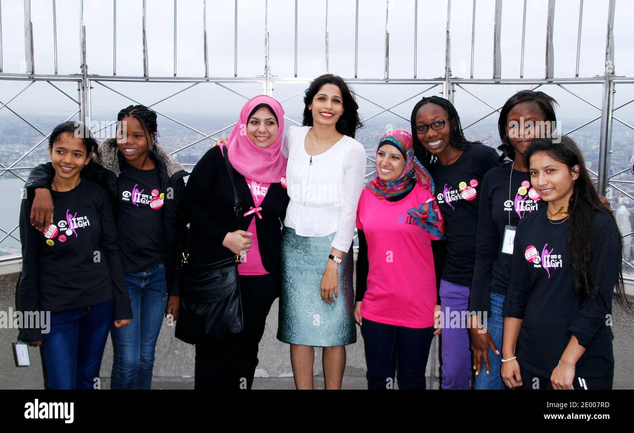 I delegati Freida Pinto e Plan Youth si posano sulla piattaforma di osservazione dopo aver illuminato l'Empire state Building in onore di Plan International USA a New York City, NY, USA, il 10 ottobre 2013. Foto di Donna Ward/ABACAPRESS.COM Foto Stock