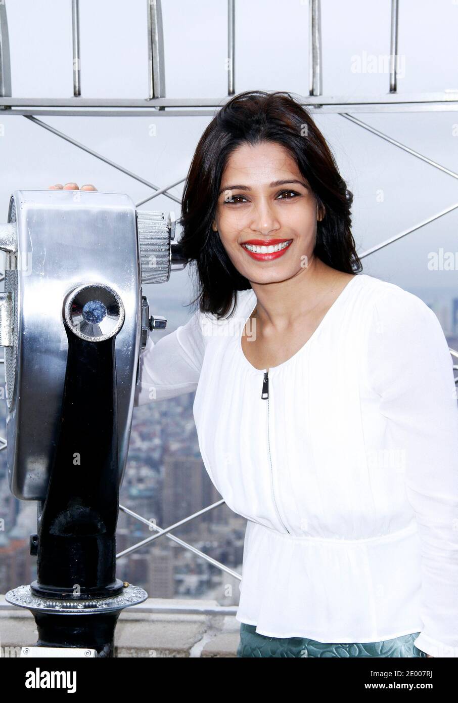 Freida Pinto si pone sulla piattaforma di osservazione dopo aver illuminato l'Empire state Building in onore di Plan International USA a New York City, NY, USA, il 10 ottobre 2013. Foto di Donna Ward/ABACAPRESS.COM Foto Stock