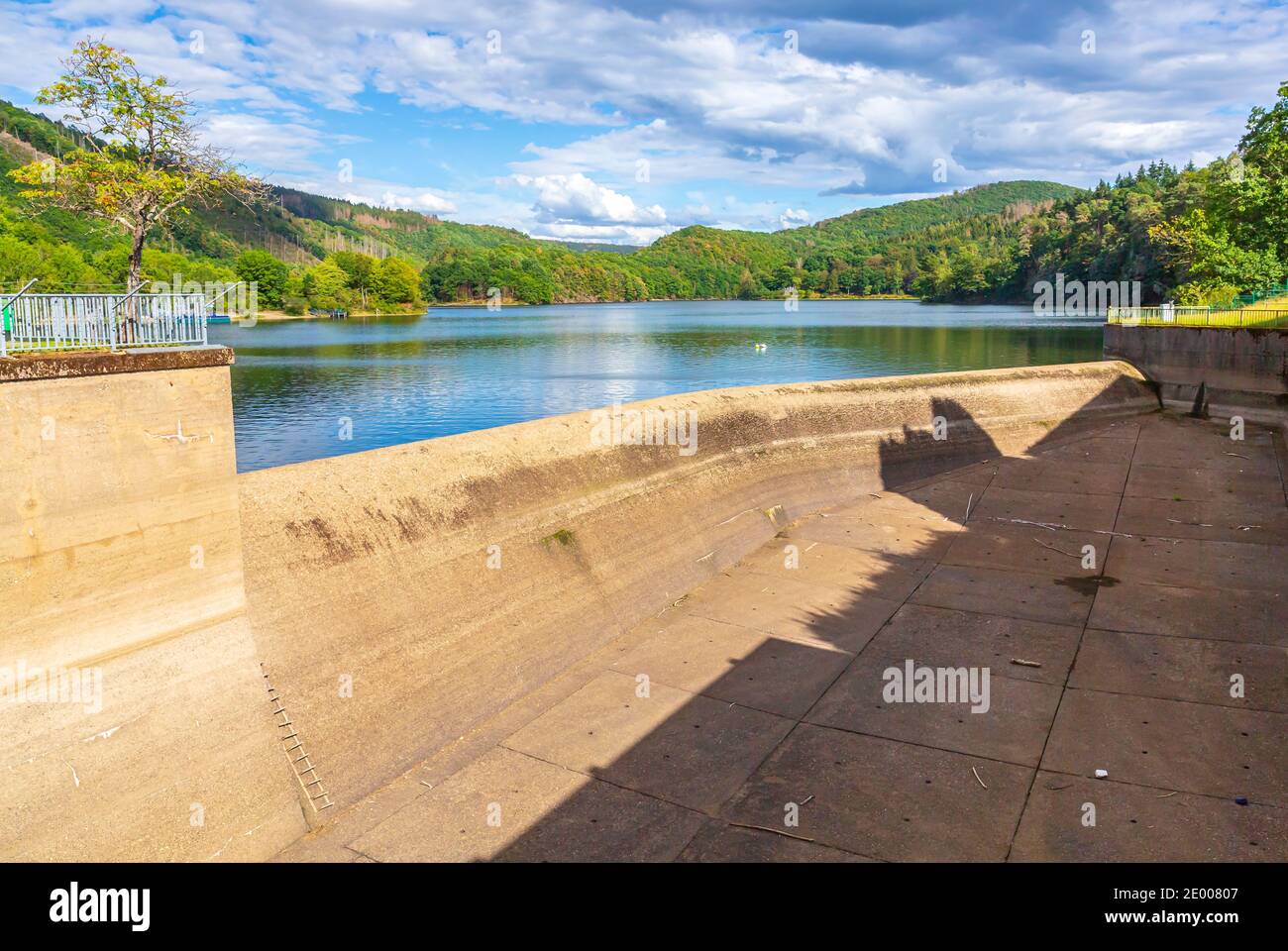 Paulushofdamm, Rursee e Obersee in una bella giornata d'estate. Foto Stock