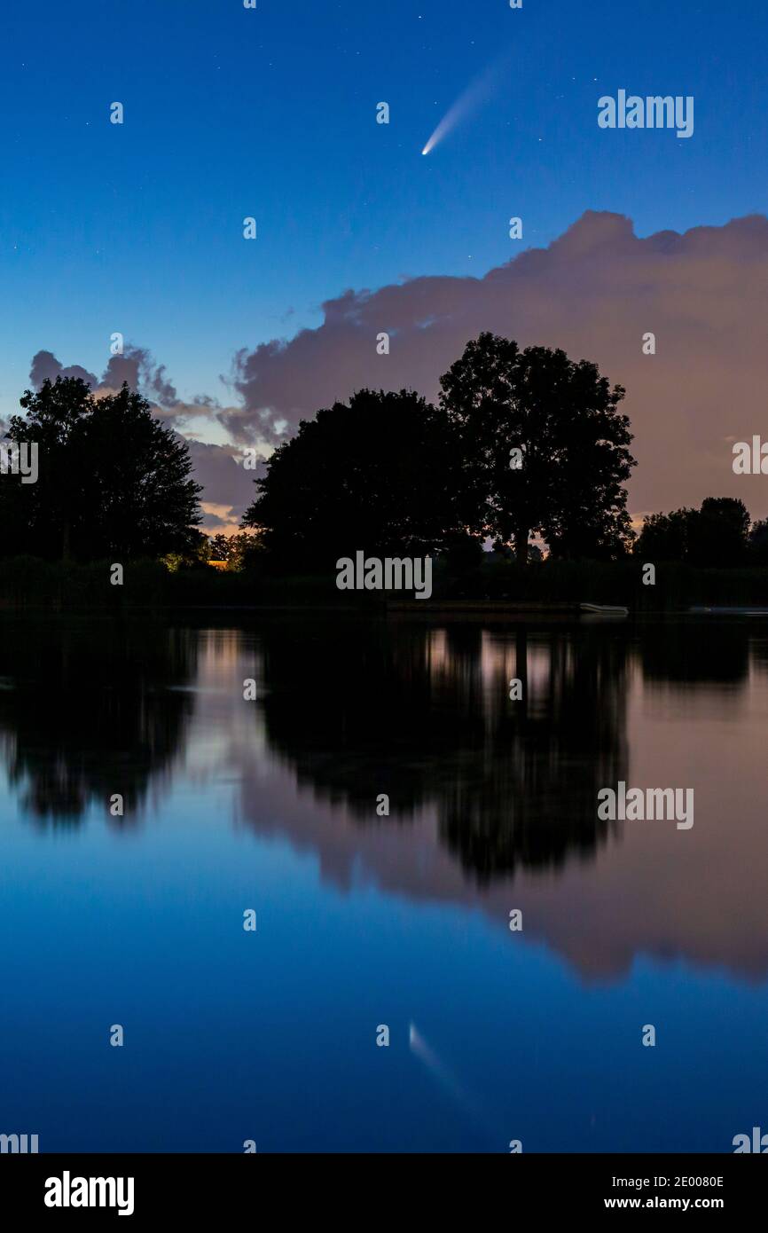 Meteora, stella di tiro o stella cadente vista in un cielo notturno con le nuvole. COMETA NEOWISE, C/2020 F3. Foto Stock