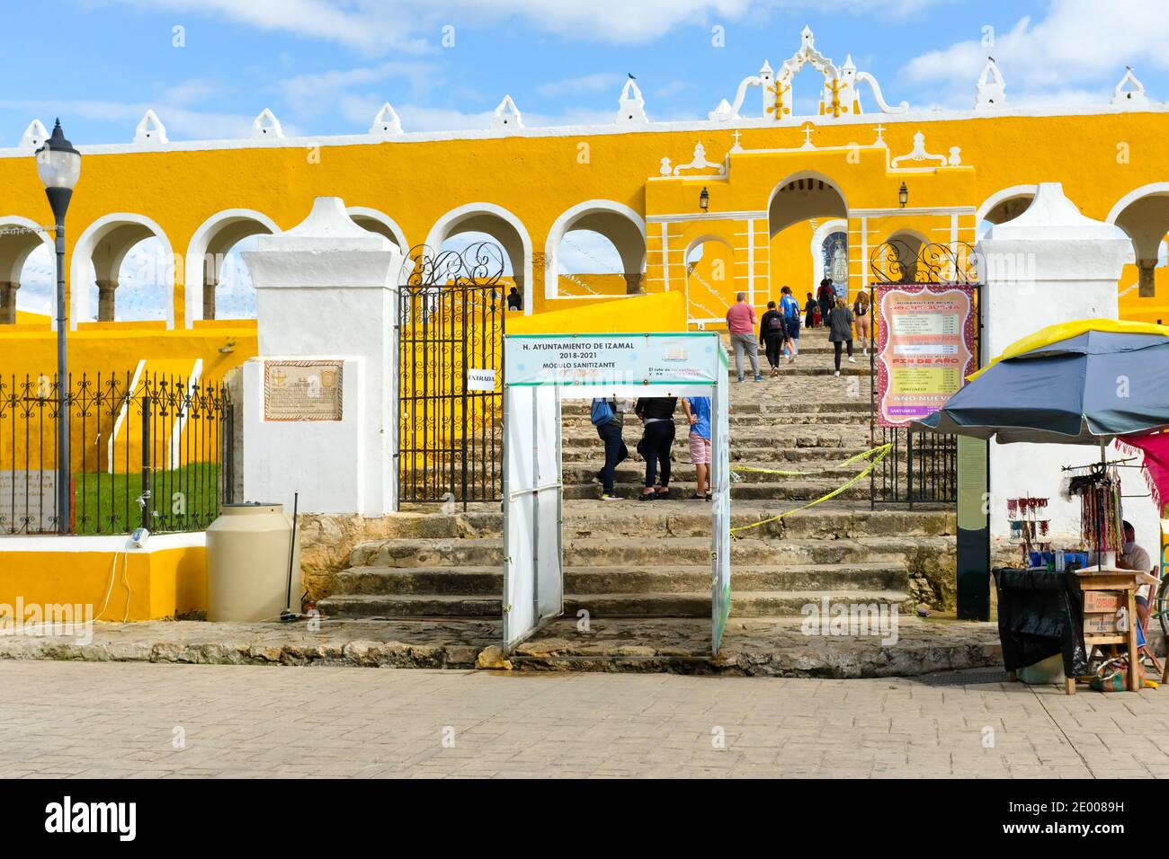 Stazione di sanificazione Covid-19 di fronte al Convento de San Antonio de Padova, Izamal, Yucatan, Messico Foto Stock