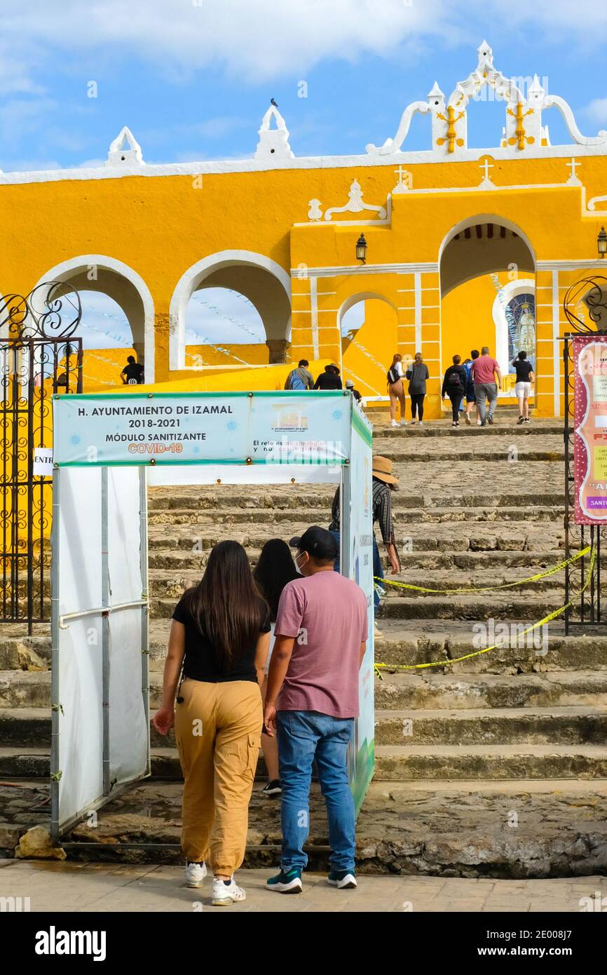Stazione di sanificazione Covid-19 di fronte al Convento de San Antonio de Padova, Izamal, Yucatan, Messico Foto Stock