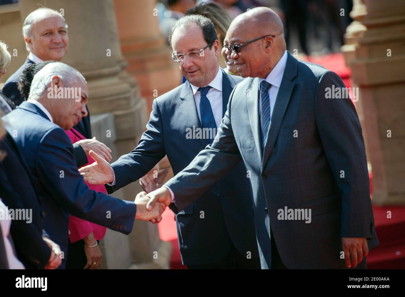 Il presidente francese Francois Hollande (2° R) presenta il ministro francese per i territori d'oltremare Victorin Lurel (L) al presidente sudafricano Jacob Zuma (R) quando arrivano agli edifici dell'Unione per un incontro a Pretoria il 14 ottobre 2013. Hollande è arrivato in Sud Africa per una visita di stato di due giorni in cui è destinato a promuovere una maggiore cooperazione sulle crisi africane con la centrale elettrica continentale. Foto di Fred Dufour/piscina/ABACAPRESS.COM Foto Stock