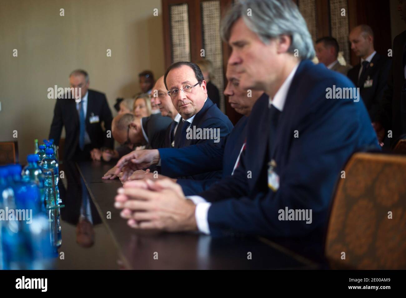 Il presidente francese Francois Hollande (C) attende il 14 ottobre 2013 il ministro francese dei territori d'oltremare Victorin Lurel (2° R) e il ministro francese dell'Agricoltura Stephane le foll (R) al Freedom Park di Pretoria. Hollande è arrivato in Sud Africa per una visita di stato di due giorni in cui è destinato a promuovere una maggiore cooperazione sulle crisi africane con la centrale elettrica continentale. Foto di Fred Dufour/piscina/ABACAPRESS.COM Foto Stock